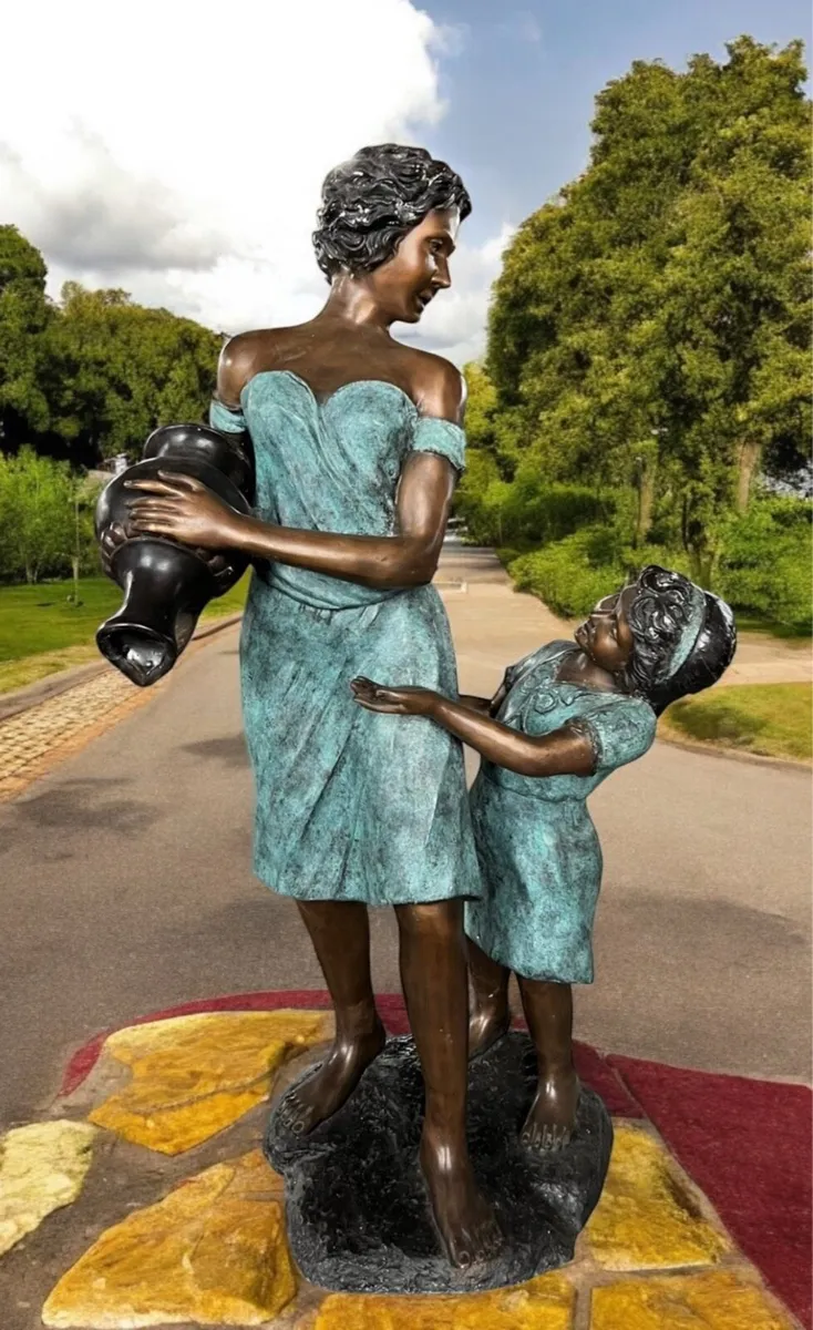 Bronze mother and daughter fountain - Image 2