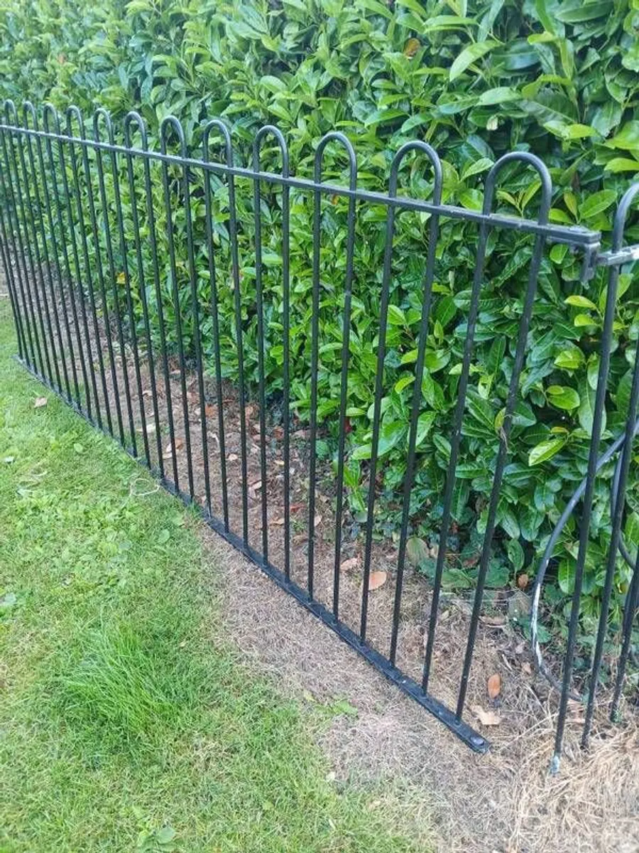 Bow top steel fence panels - Image 1