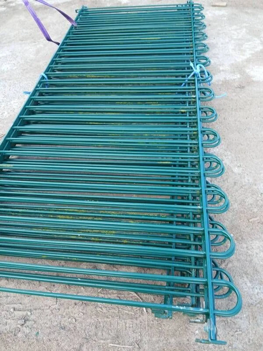 Bow top steel fence panels - Image 3