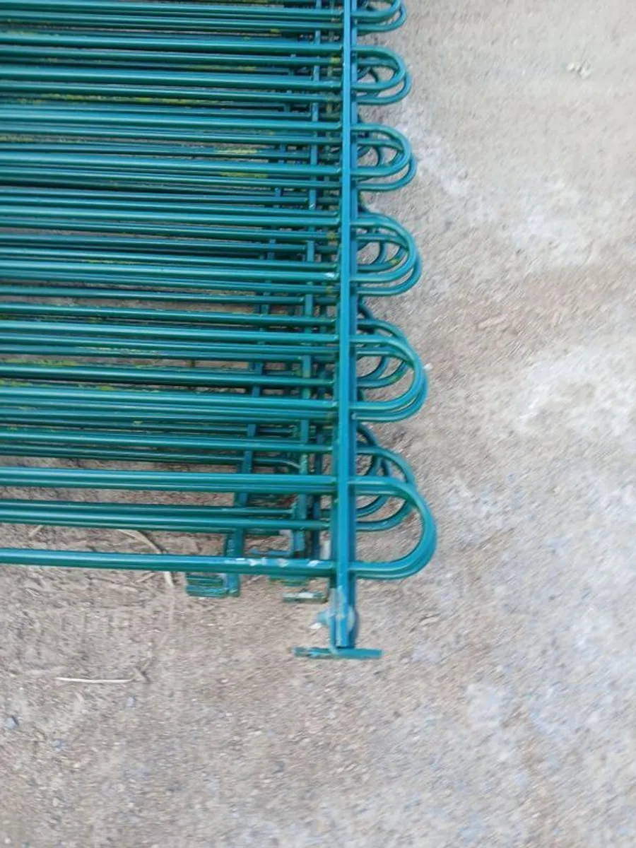 Bow top steel fence panels - Image 4