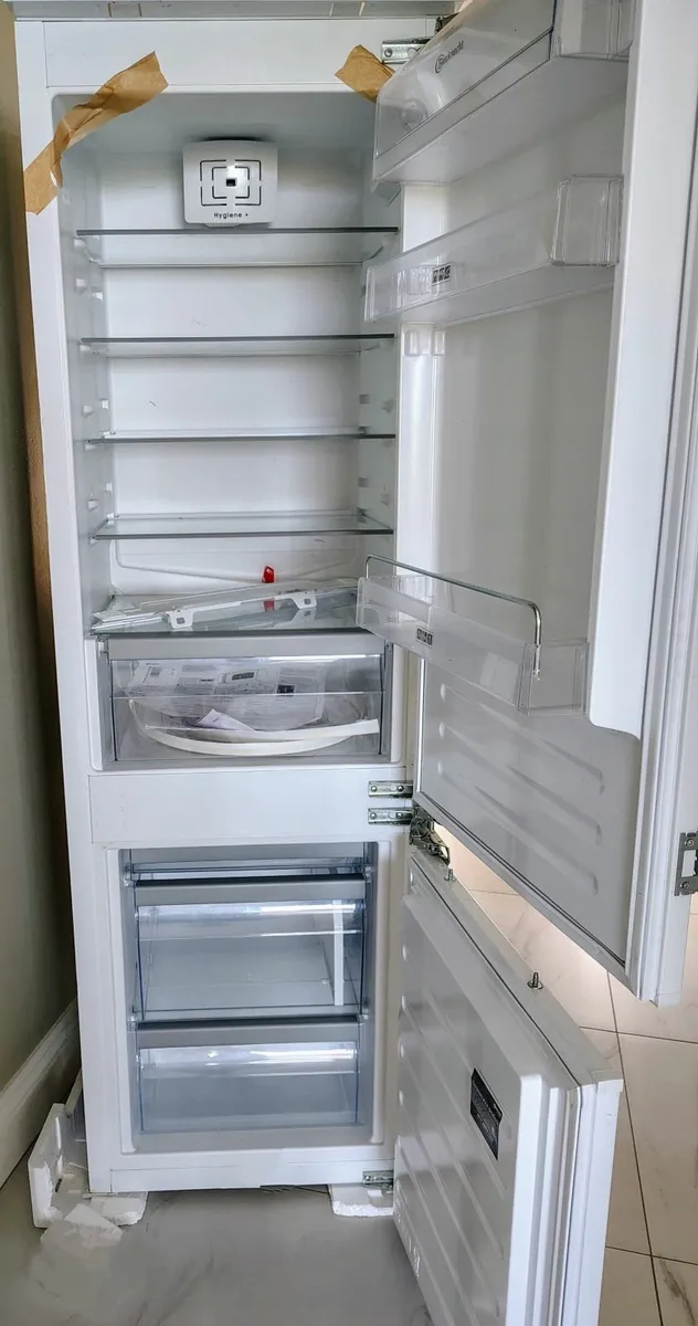 Integrated fridge freezer - Image 1