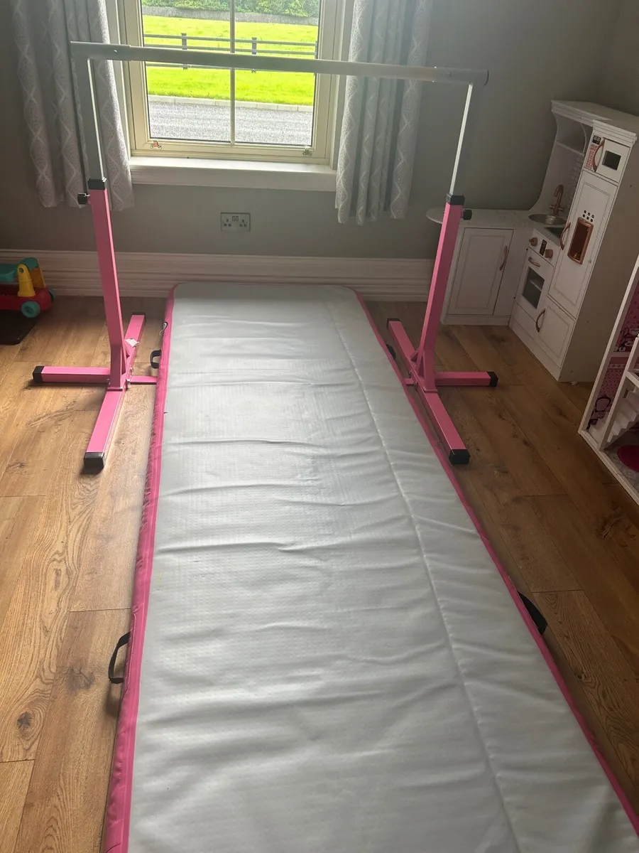 Gymnastic bars and mat - Image 3