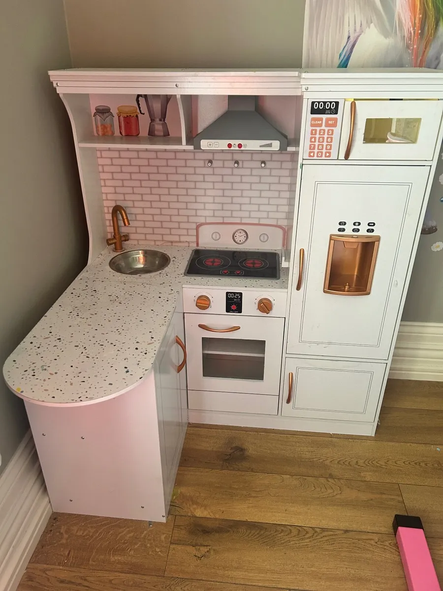 Child’s kitchen - Image 1