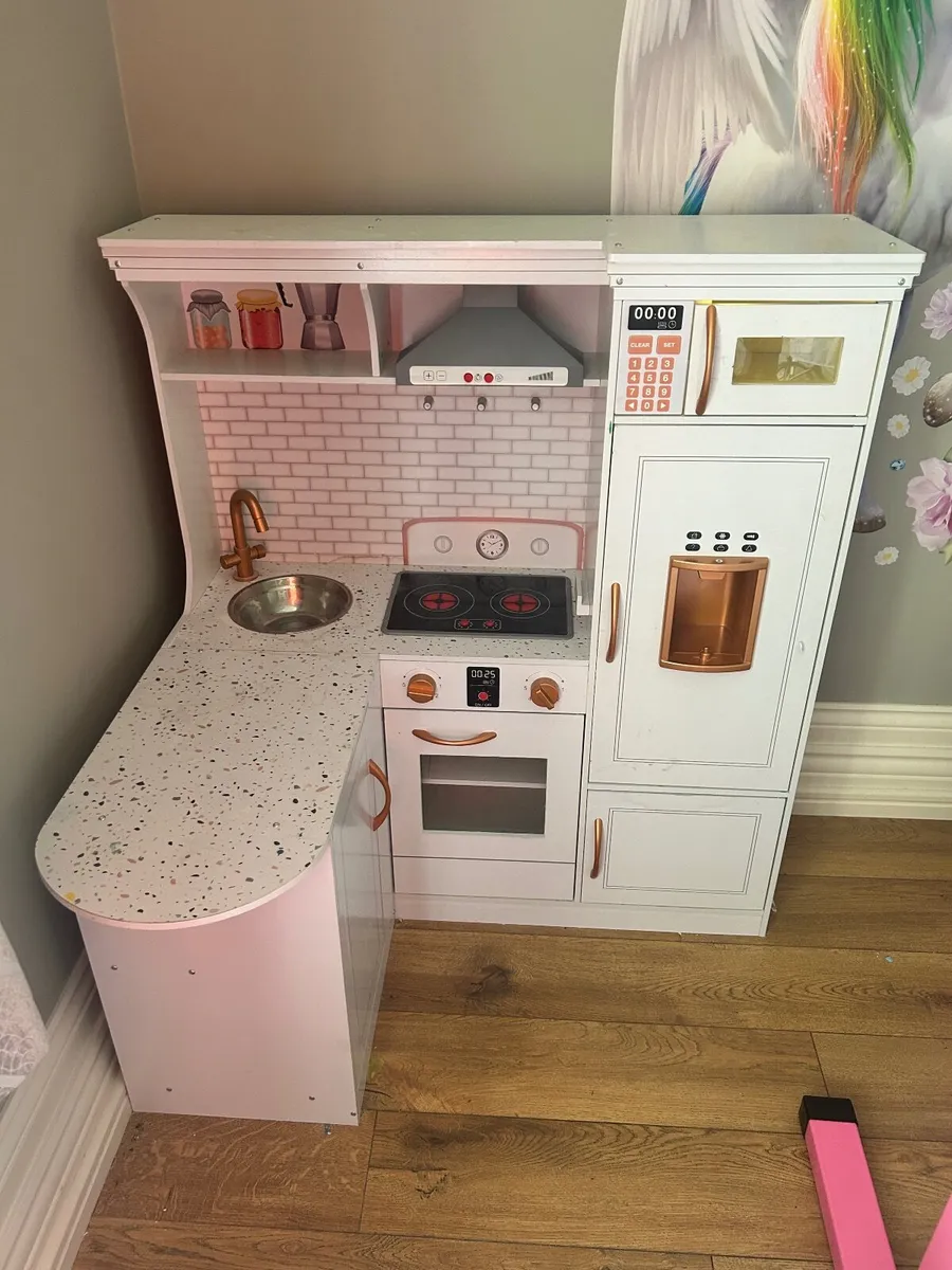 Child’s kitchen - Image 2