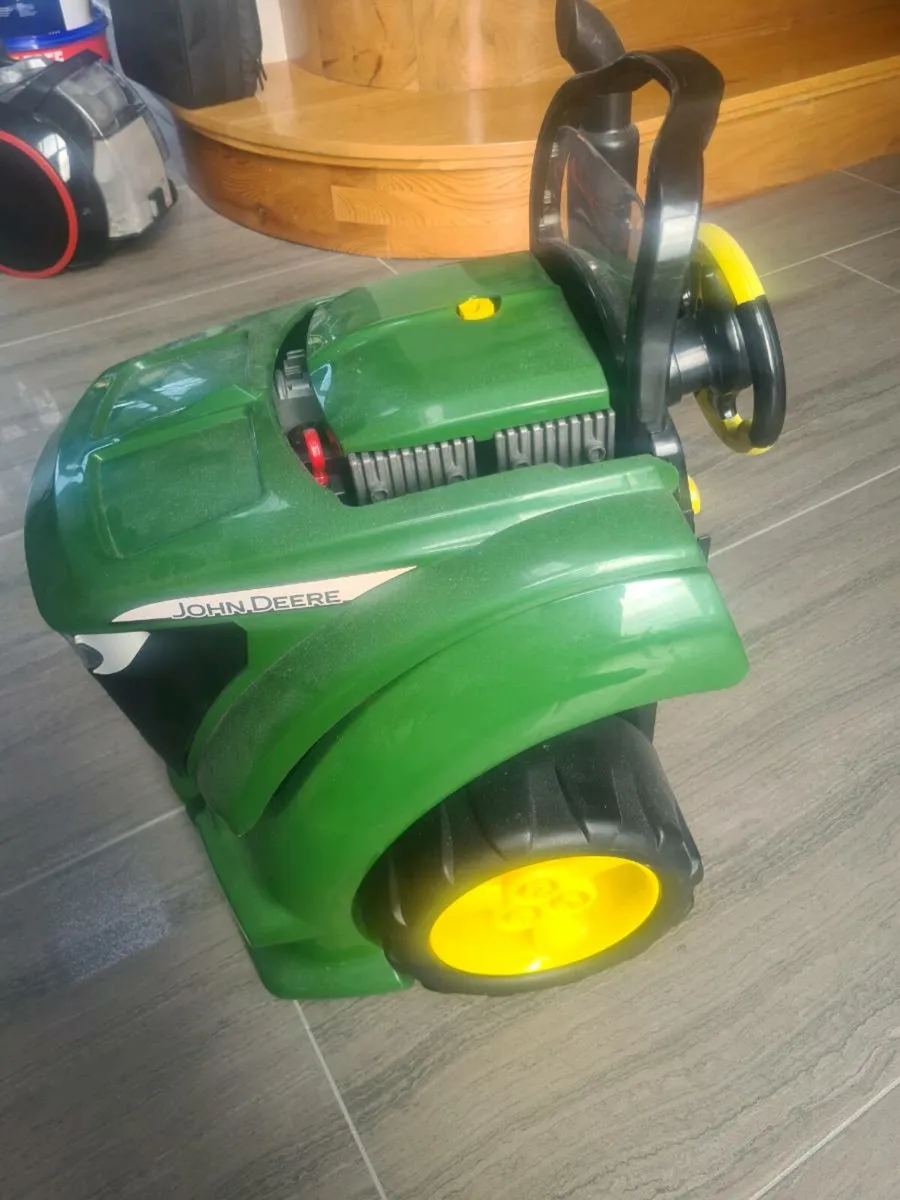 John Deere Tractor Engine PlaySet. - Image 2