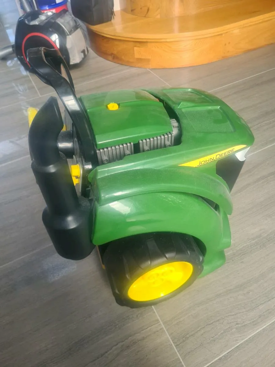 John Deere Tractor Engine PlaySet. - Image 4