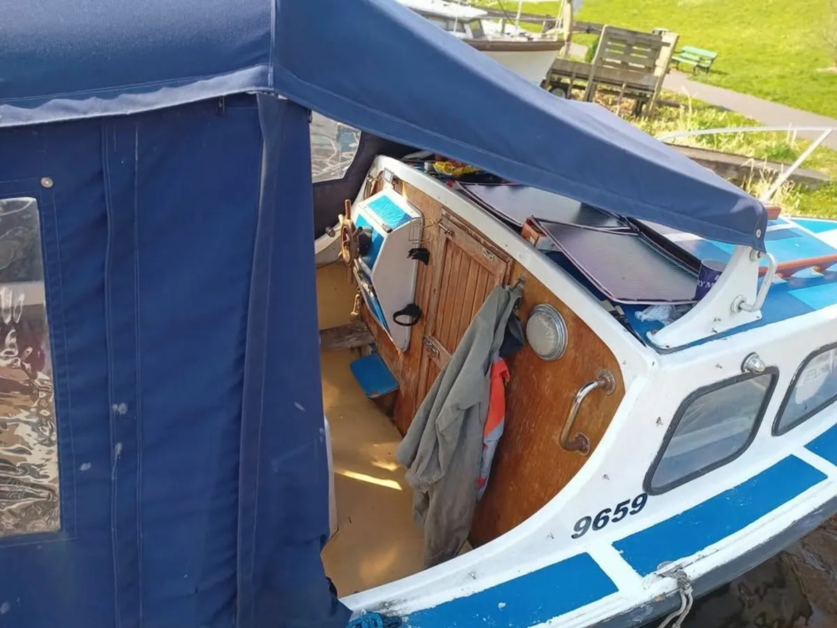 DARRAGH 19 " CABIN BOAT WITH 12HP DIESEL INBOARD - Image 4