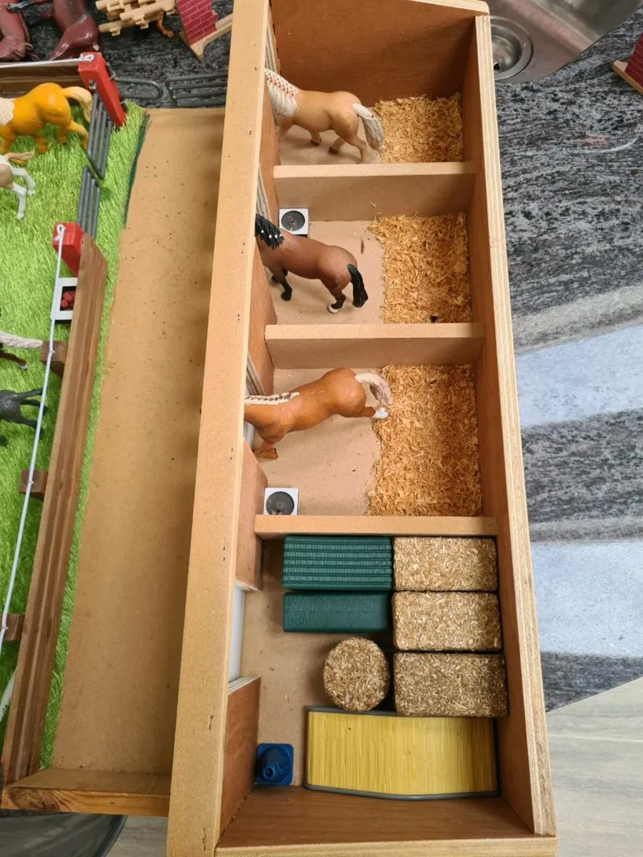 Horse stable and field set with Schleich horses - Image 4
