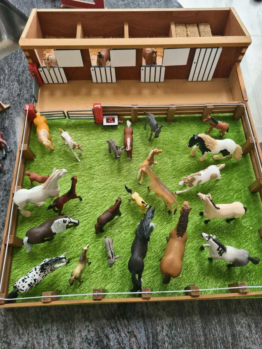 Horse stable and field set with Schleich horses - Image 1