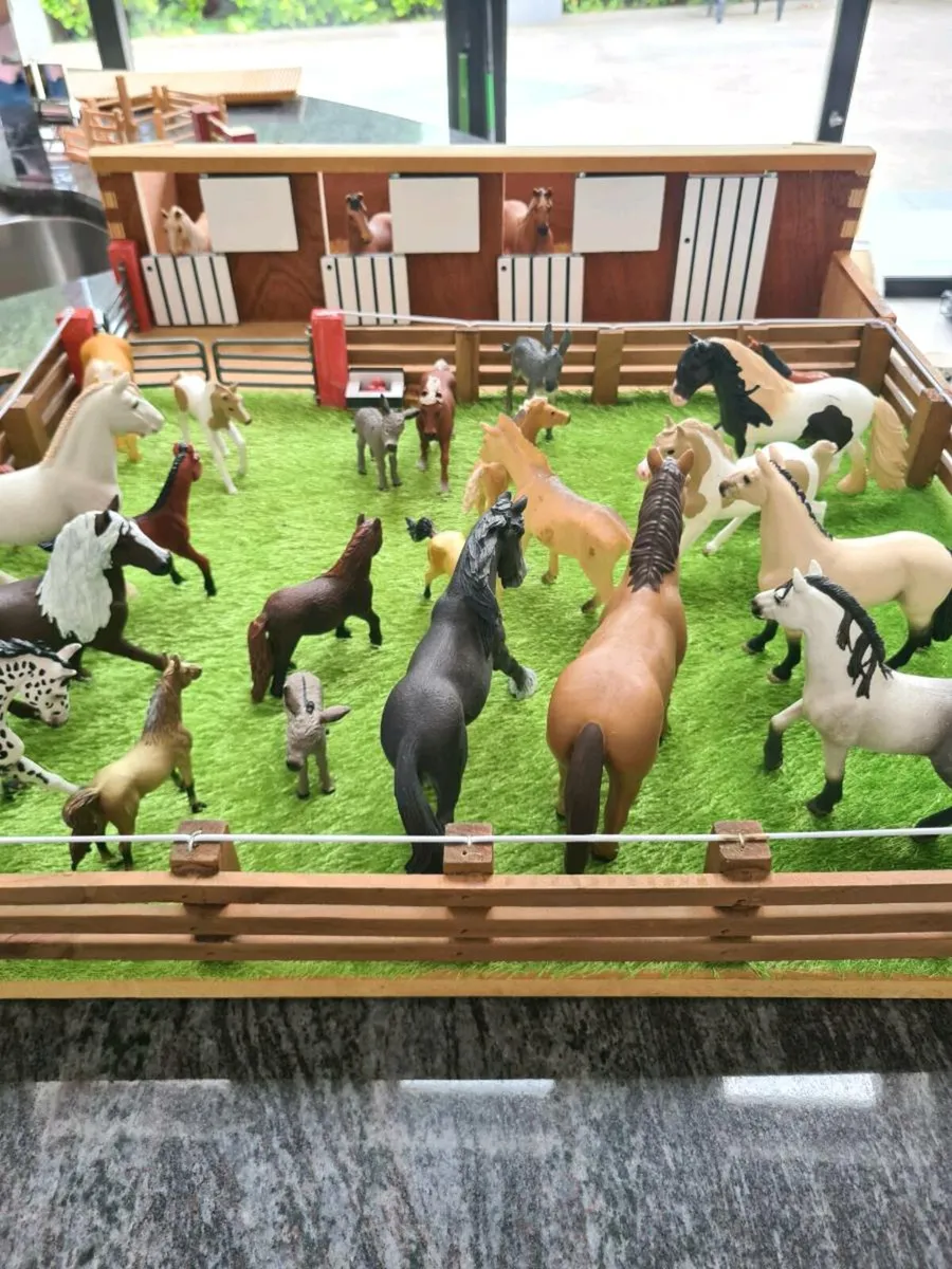 Horse stable and field set with Schleich horses - Image 2