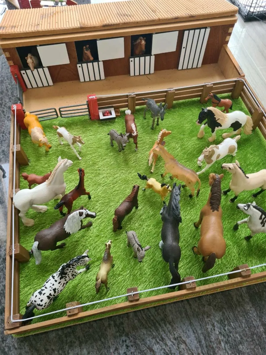 Horse stable and field set with Schleich horses - Image 3