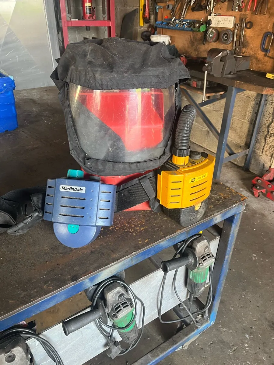 Clean air unit when grinding or spraying