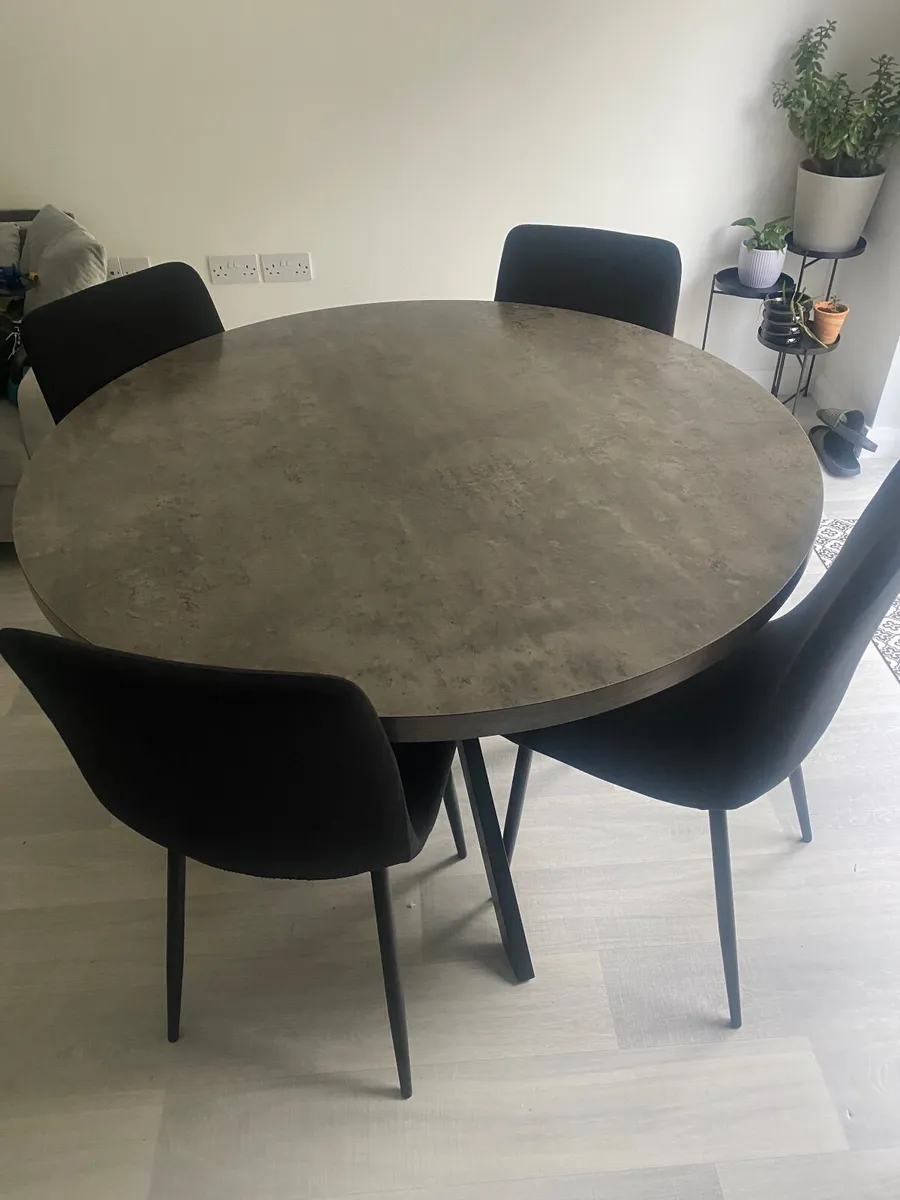 Table and chairs - Image 1