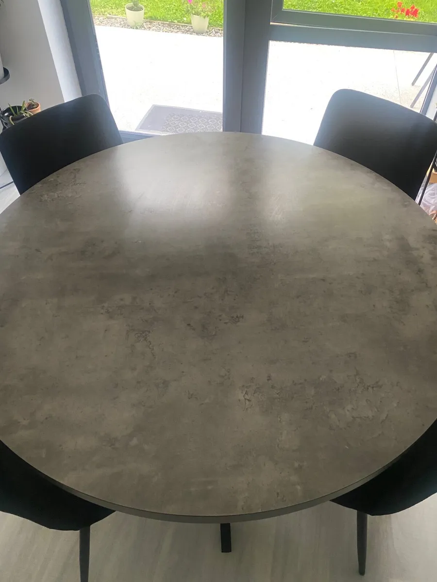 Table and chairs - Image 2