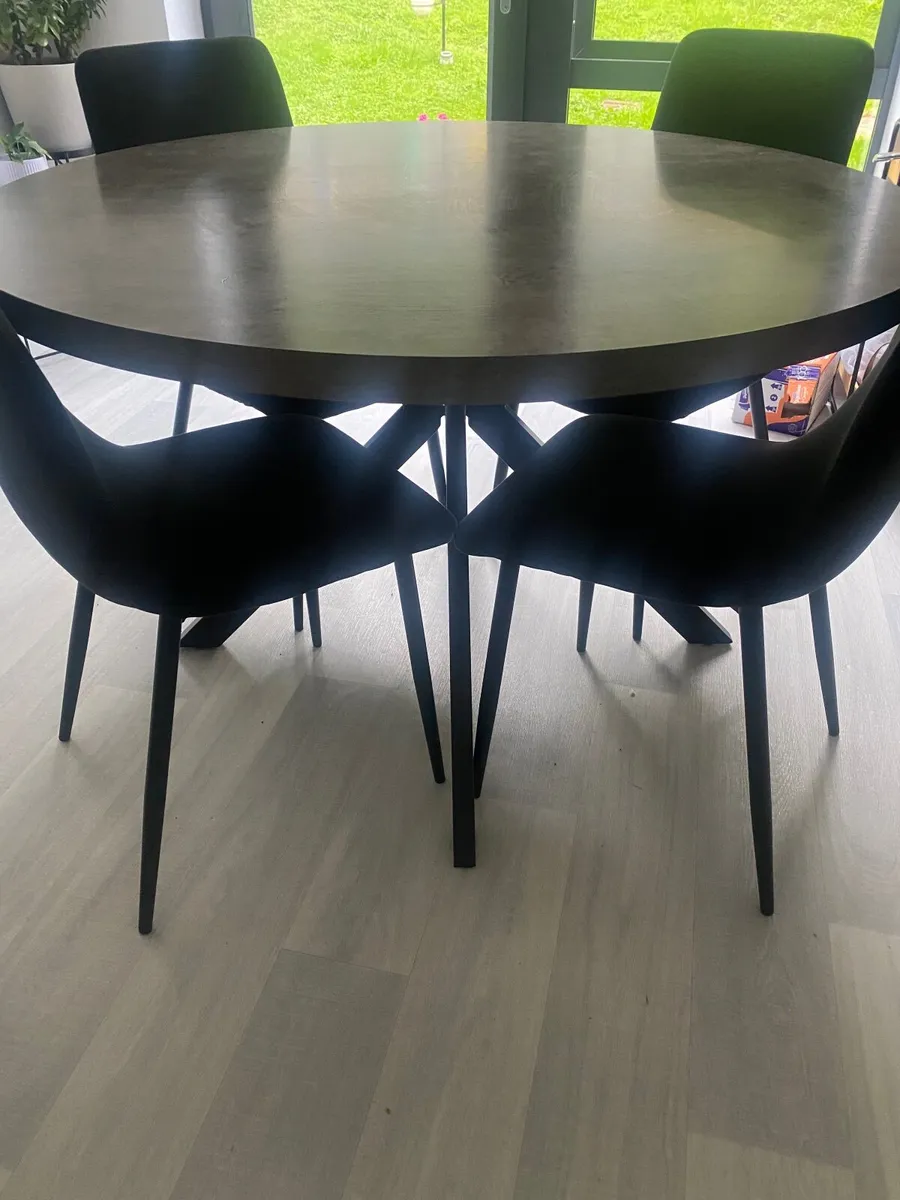Table and chairs - Image 3
