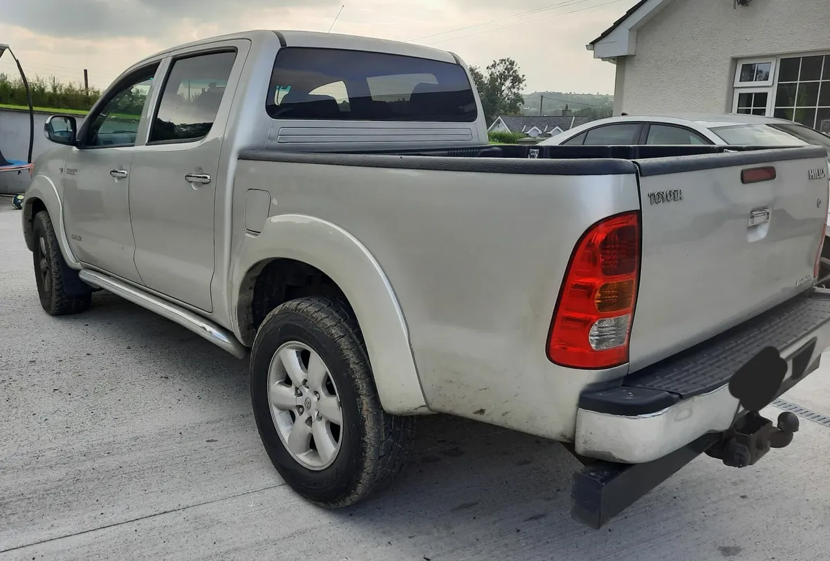 Toyota Hilux 2011 - Image 2