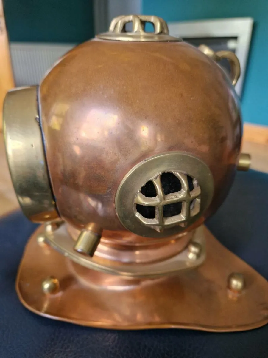 Copper diver helmet clock - Image 2