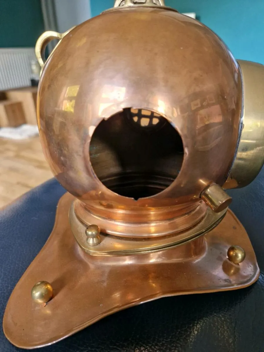Copper diver helmet clock - Image 4