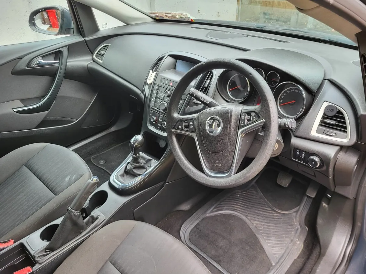 Opel Astra 2013 - Image 4