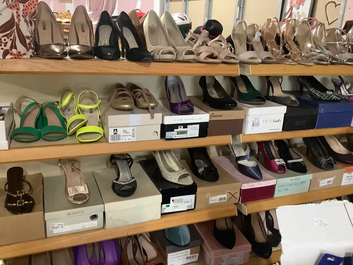 100 pairs of shoes/sandals €100 - Image 1