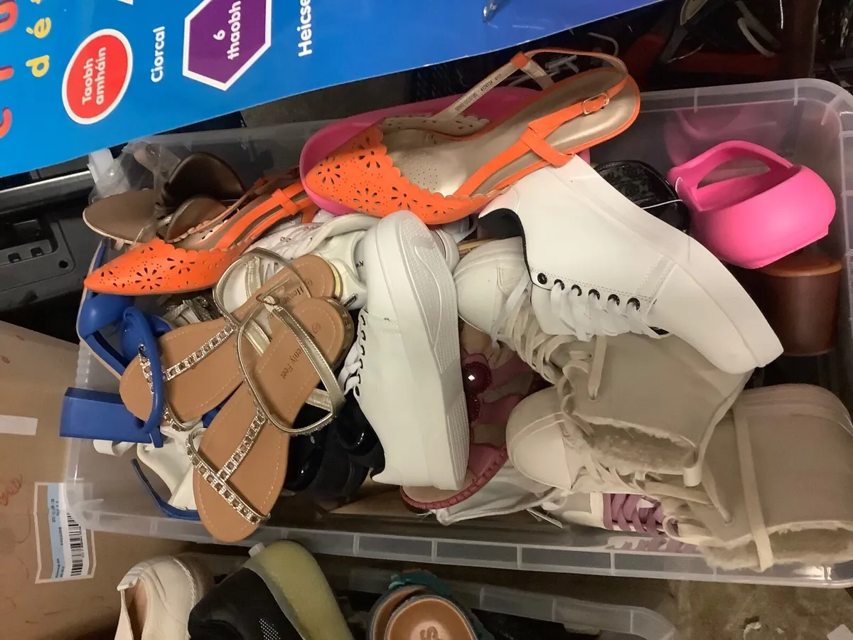 100 pairs of shoes/sandals €100 - Image 4