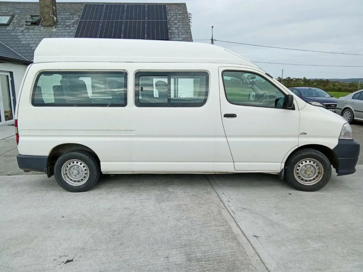 Toyota hiace bus - Image 2