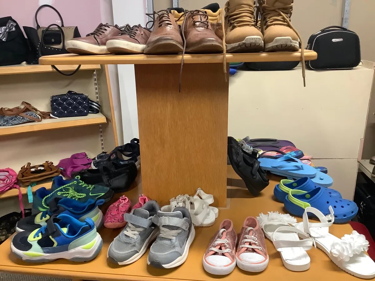100 pairs of shoes/sandals and kids shoes - Image 2