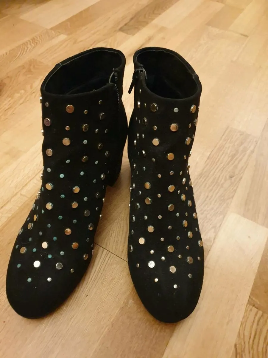 Boots - Image 1