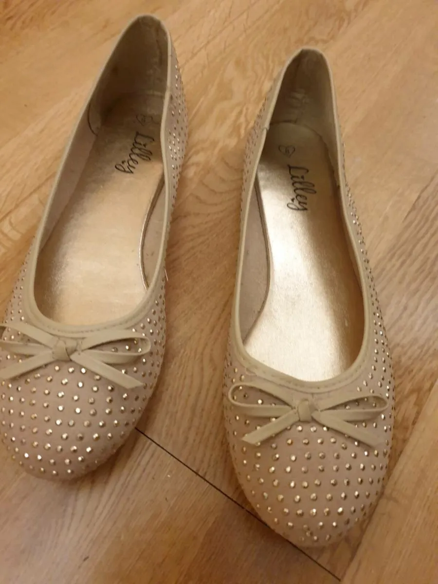 Shoe's - Image 1