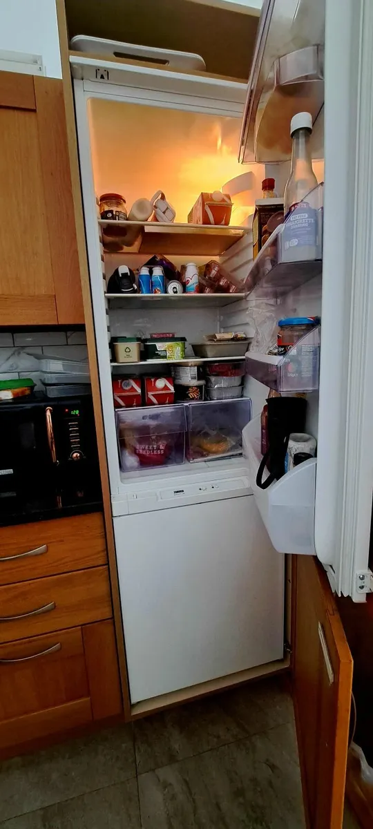 Zanussi Integrated fridge freezer 60 / 40 - Image 1