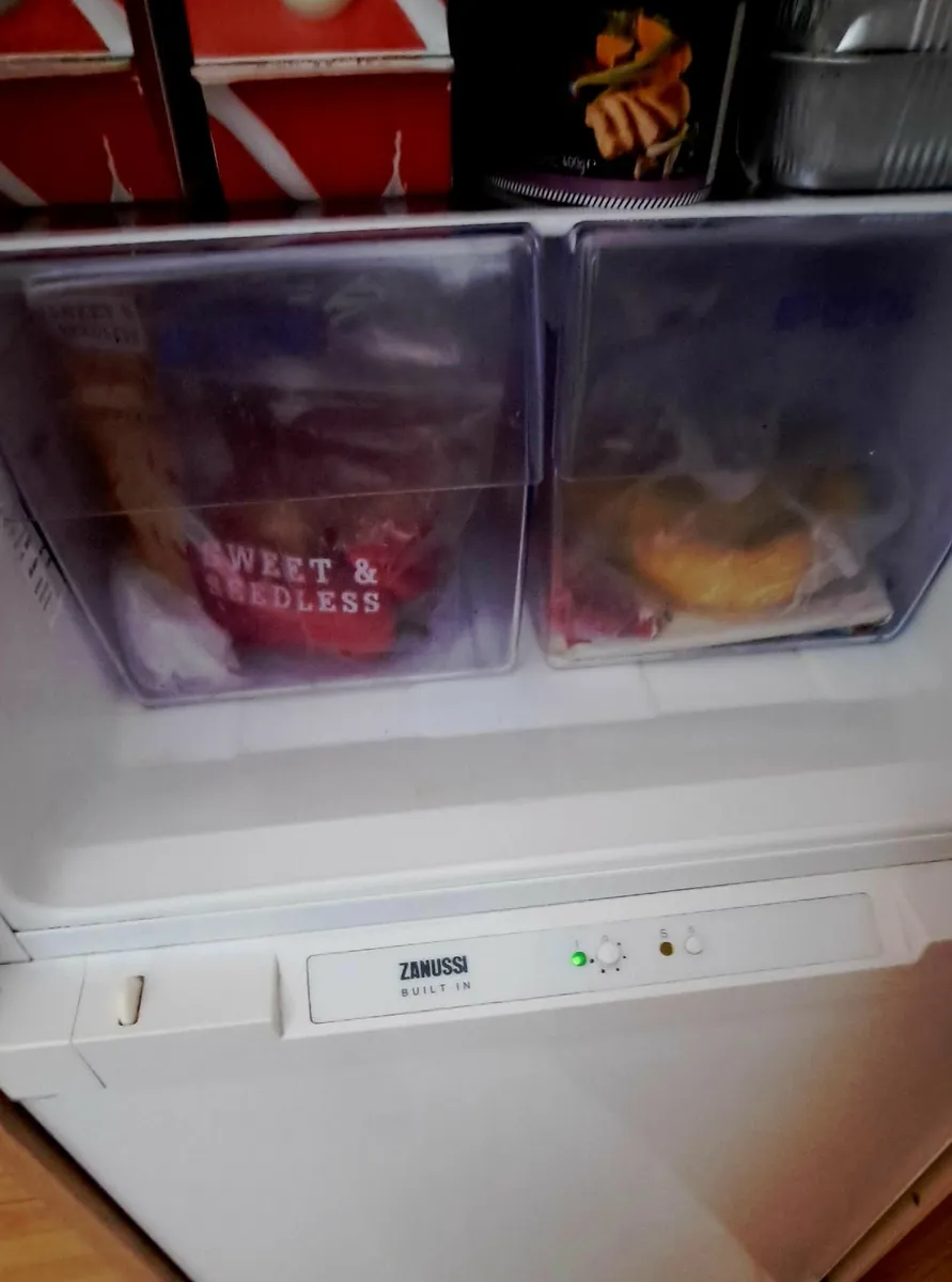 Zanussi Integrated fridge freezer 60 / 40 - Image 2