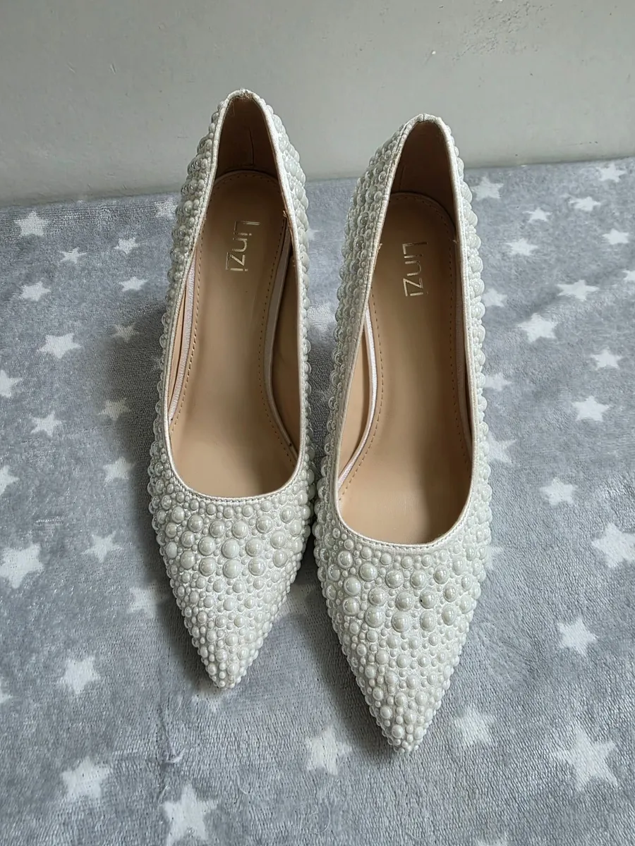Stunning shoes with pearls - Image 1
