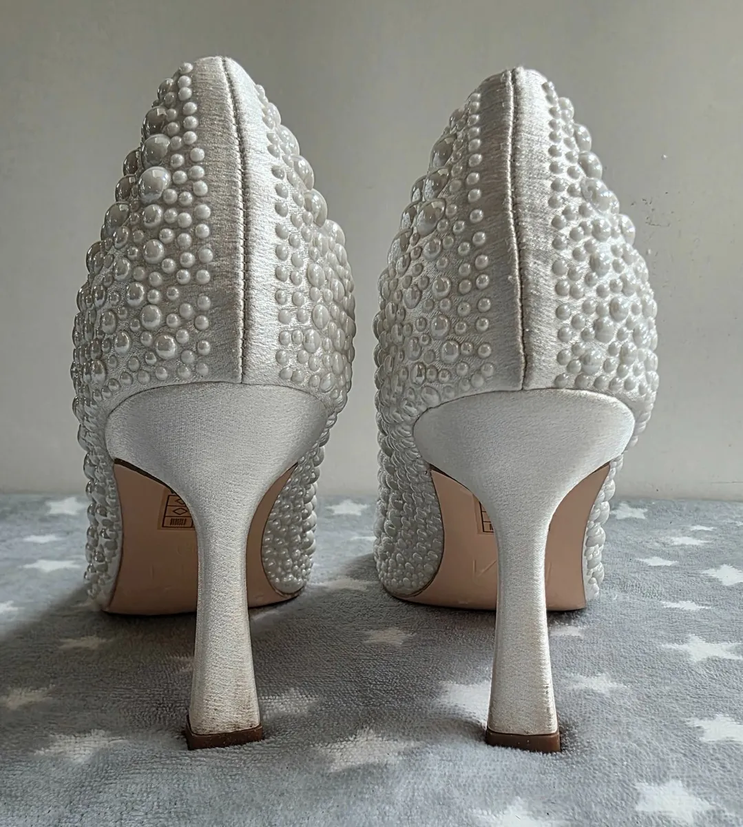 Stunning shoes with pearls - Image 2