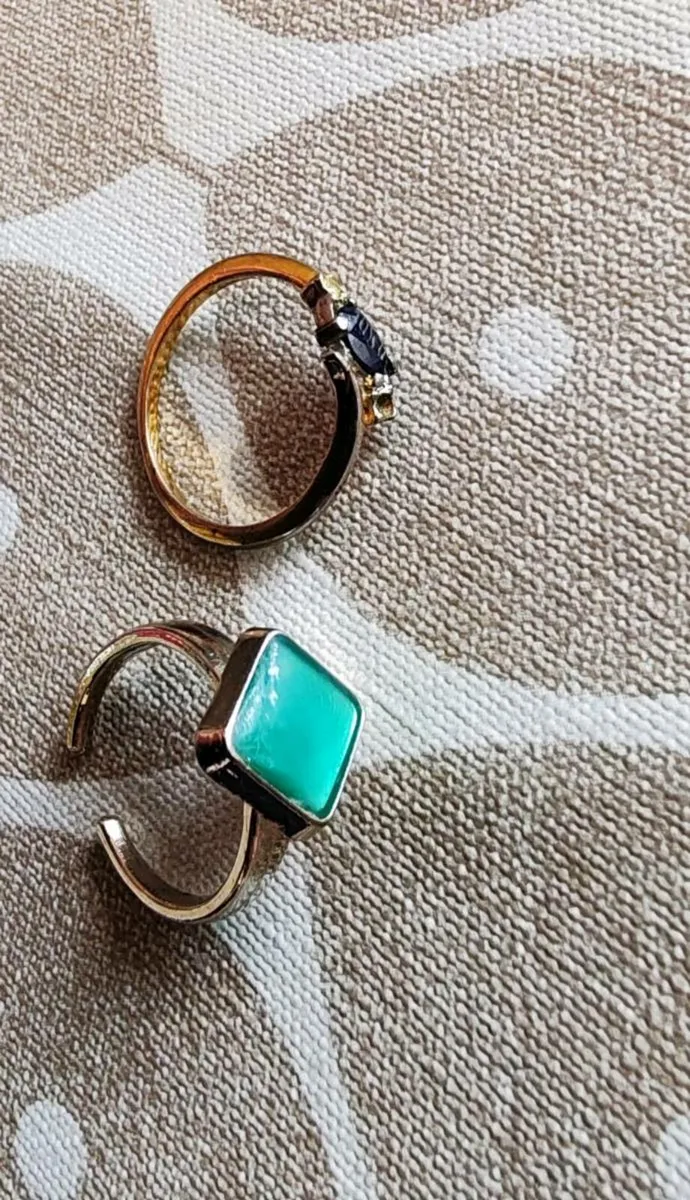 2 vintage costume rings - Image 2