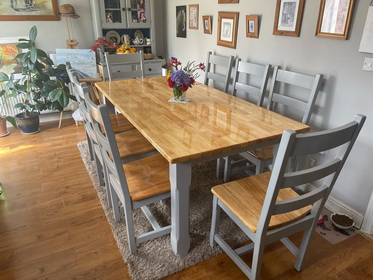Table and chairs - Image 1