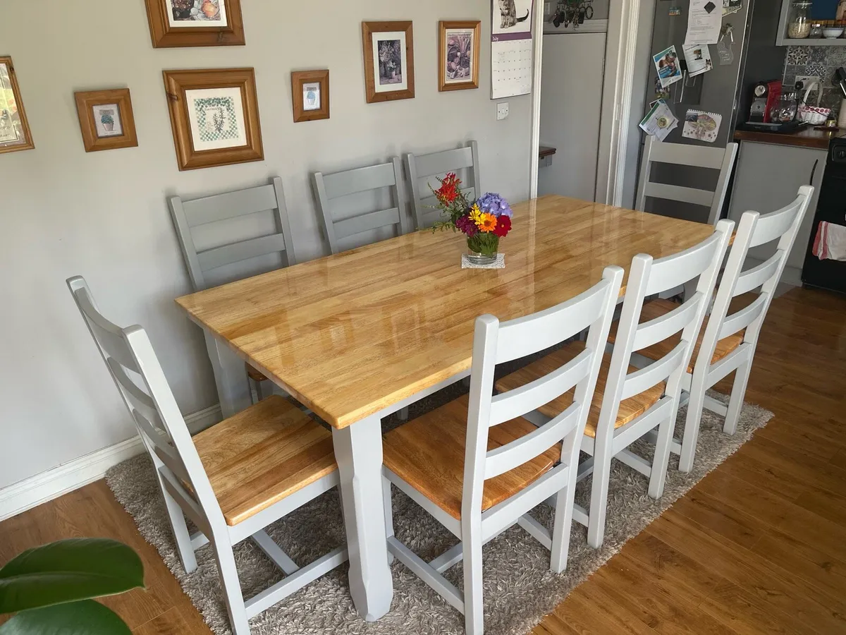 Table and chairs - Image 2