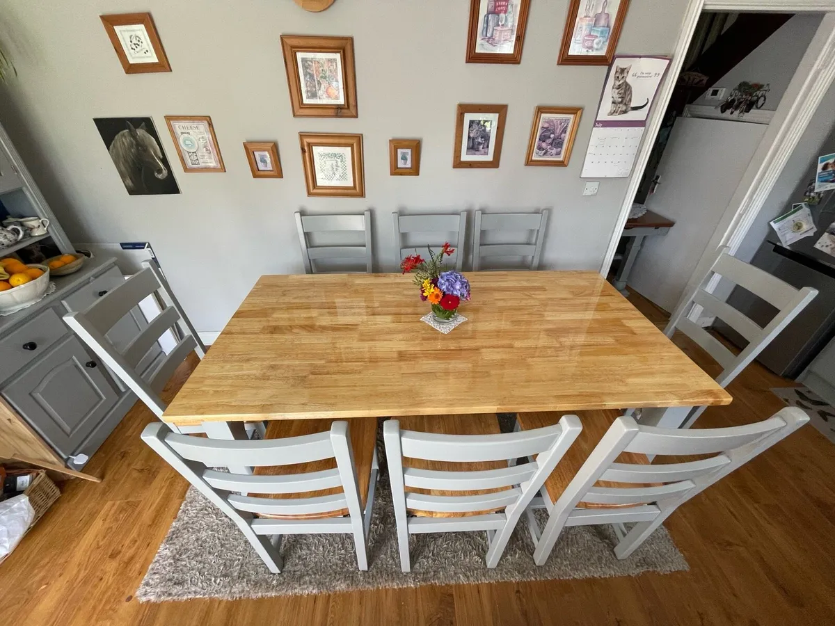 Table and chairs - Image 3