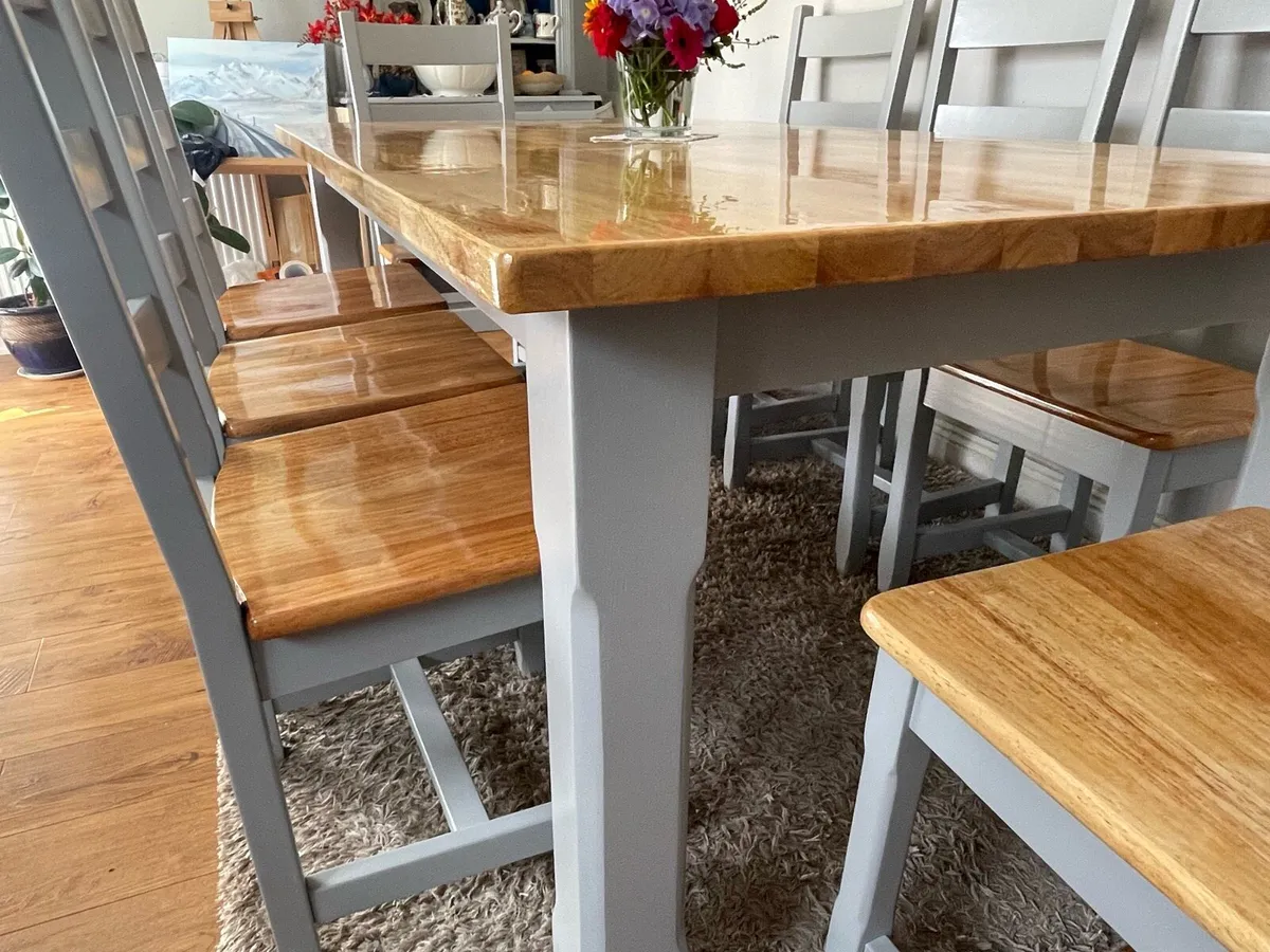 Table and chairs - Image 4