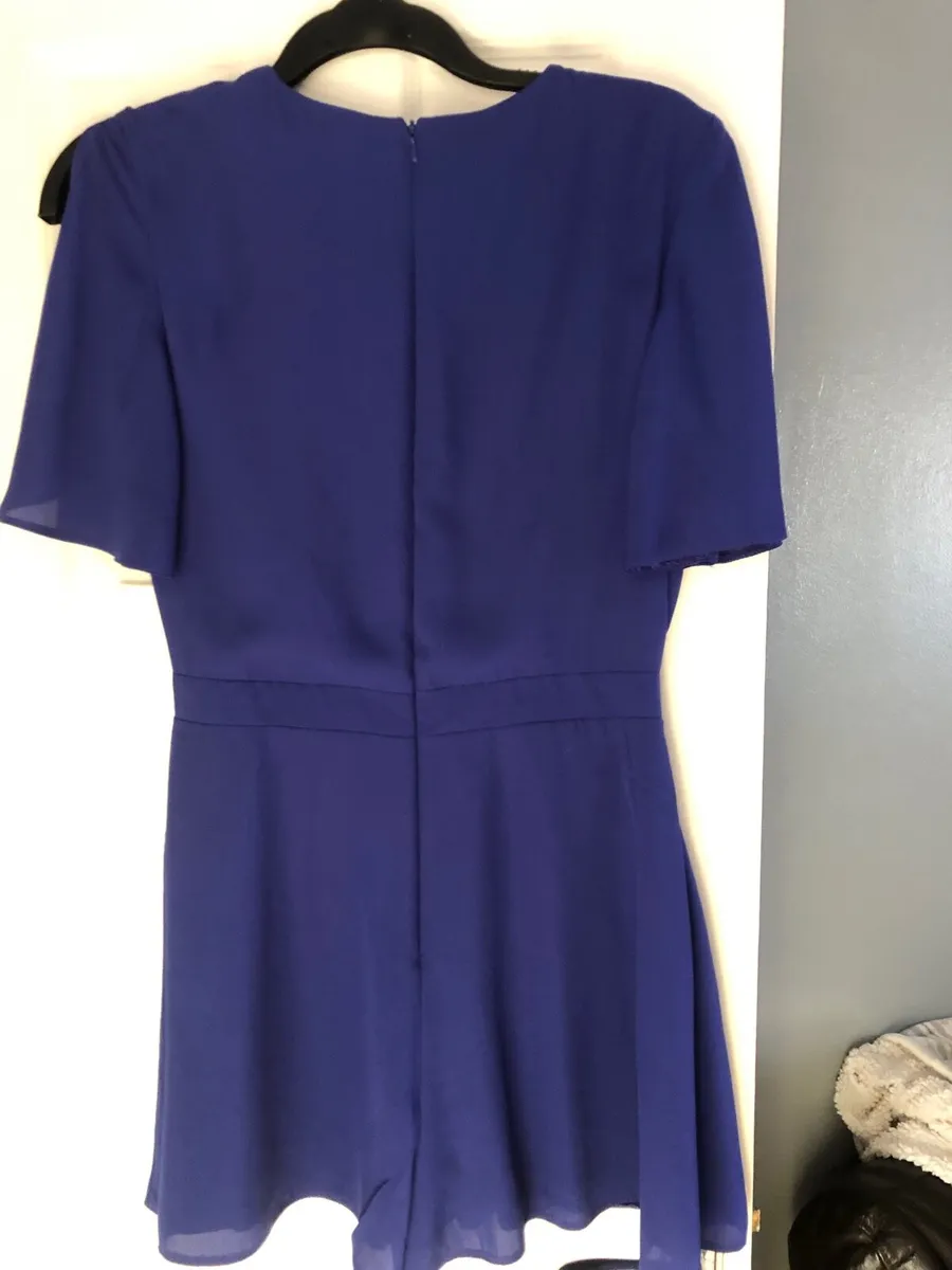 Ladies  stunning shorts suit size 10 €10 - Image 2