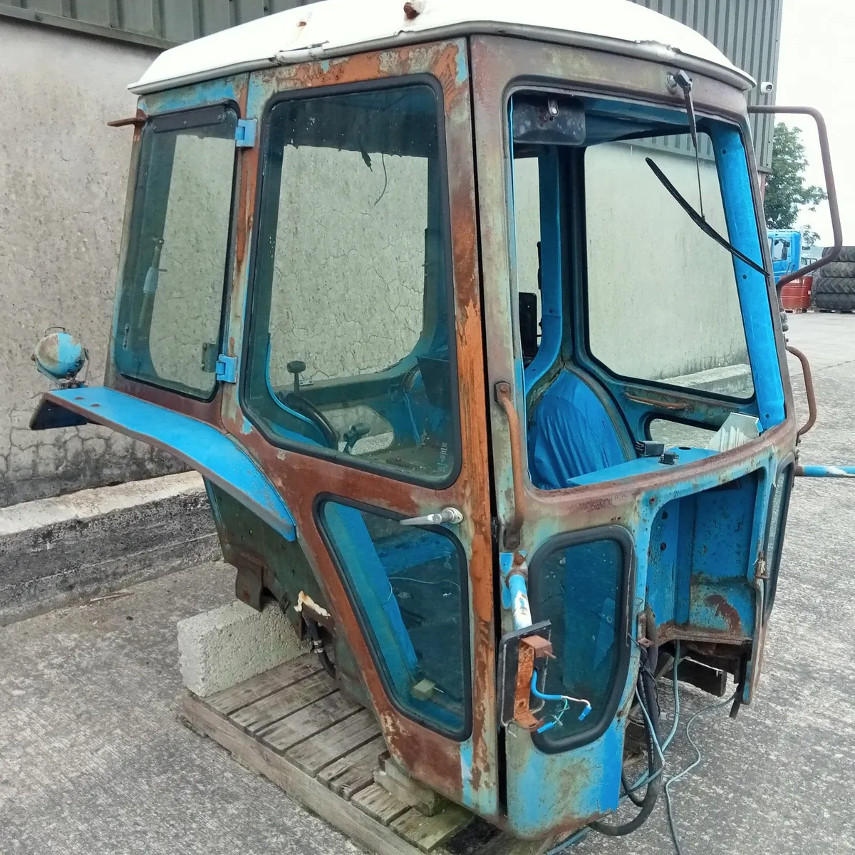 FORD TW Tractor cab - Image 2