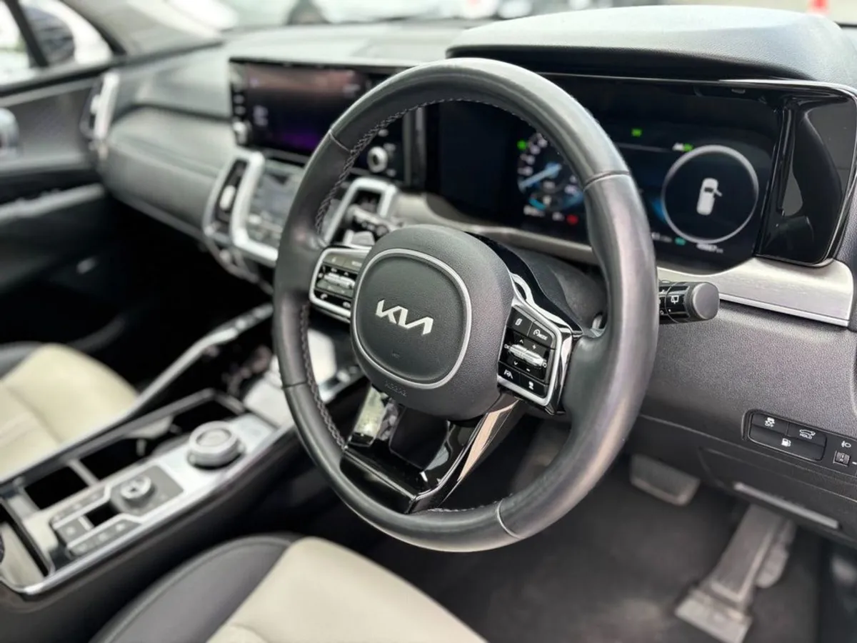 Kia Sorento 1.6 K4 Plug in Hybrid Automatic ( 7 S - Image 3