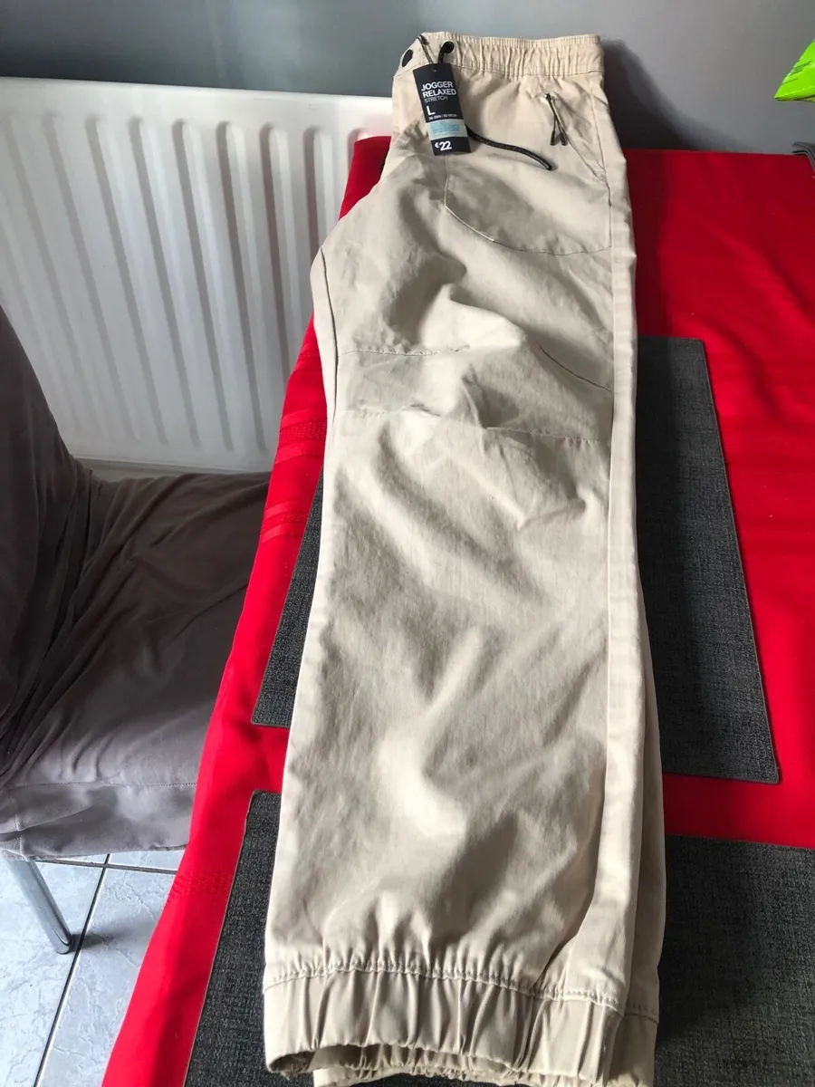 Mens BNWT joggers size L €15 - Image 1