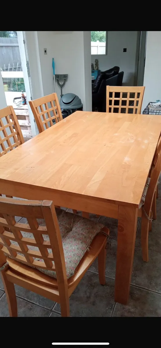 Table and chairs - Image 1