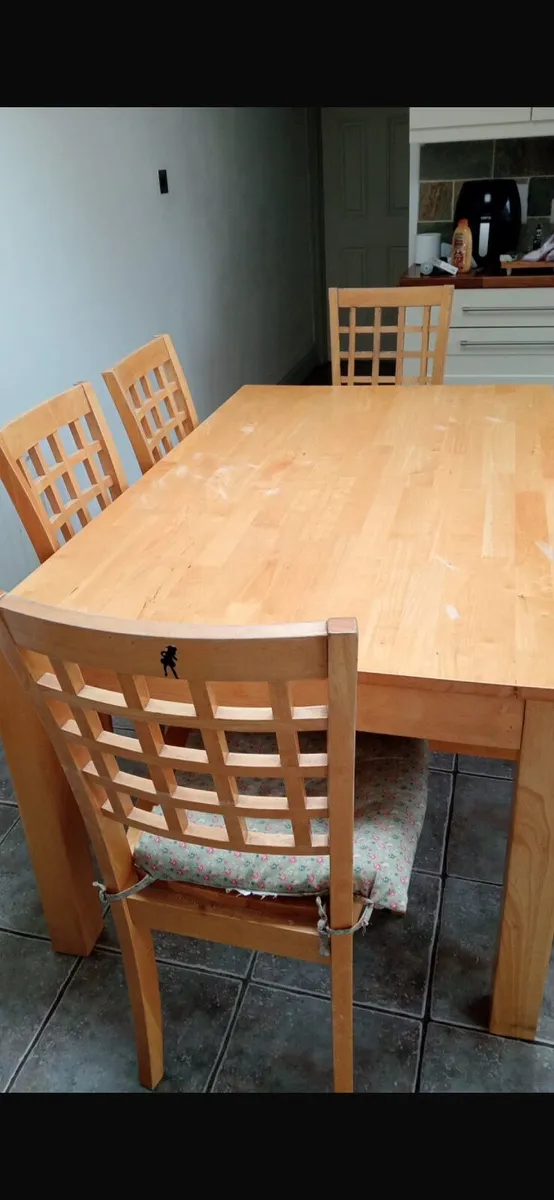 Table and chairs - Image 3