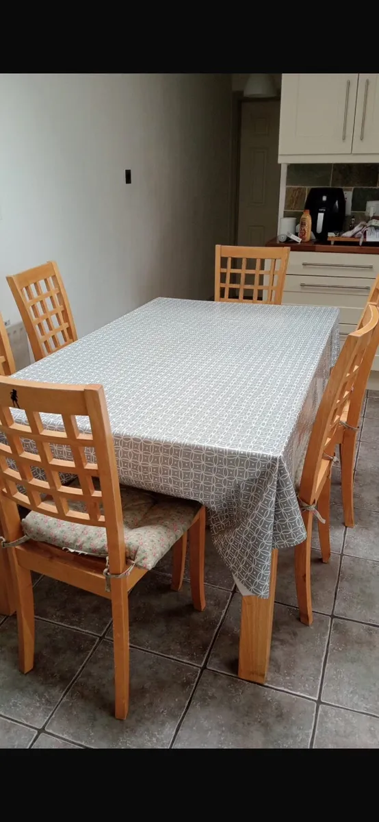 Table and chairs - Image 4