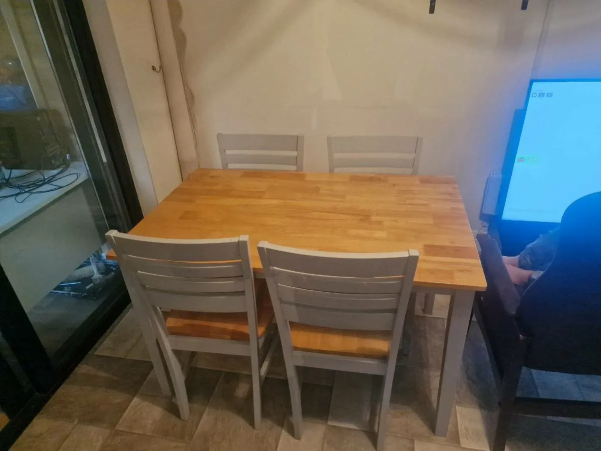 Table and 4 chairs - Image 1
