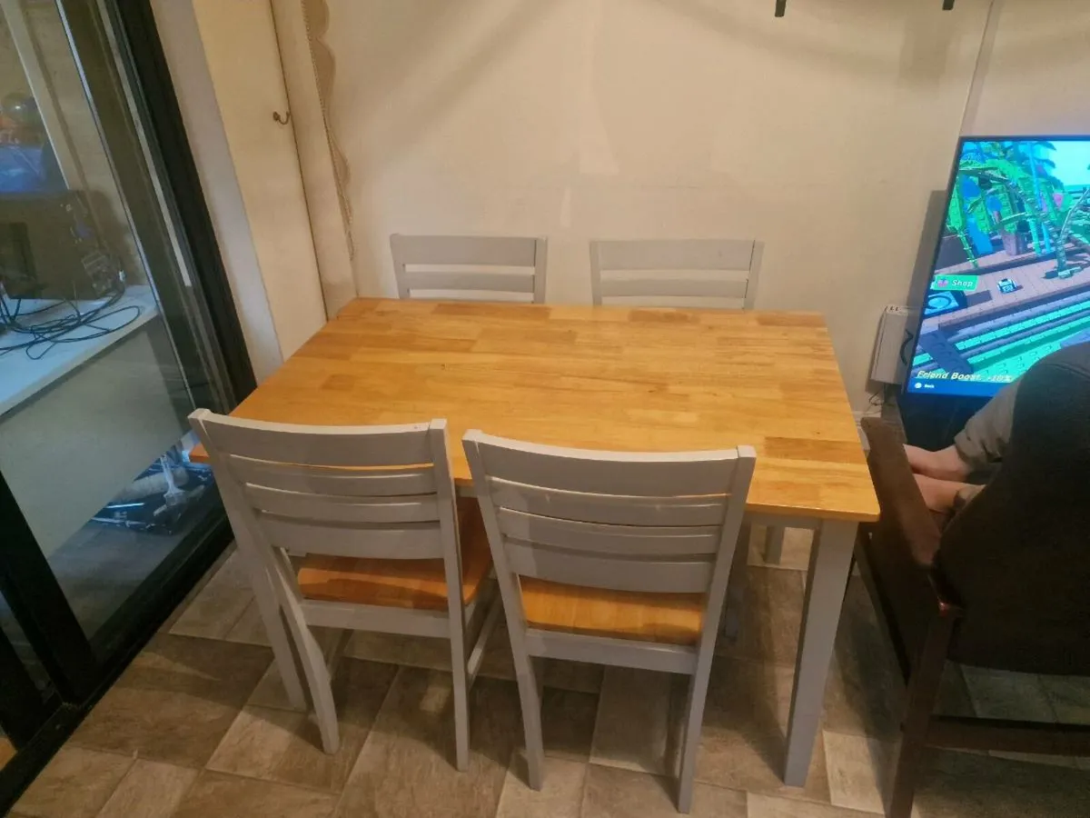 Table and 4 chairs - Image 2