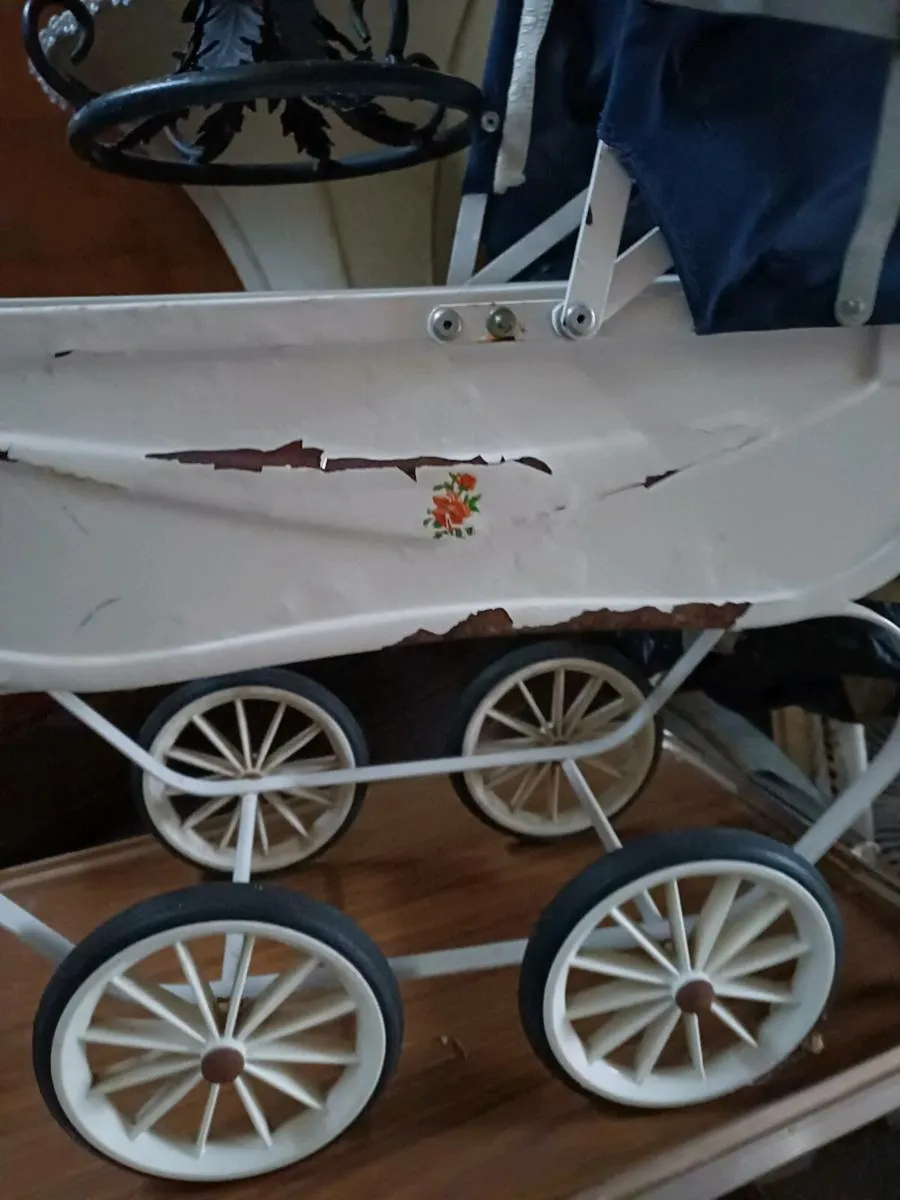 1960/70s Dolls Metal Pram - Image 4