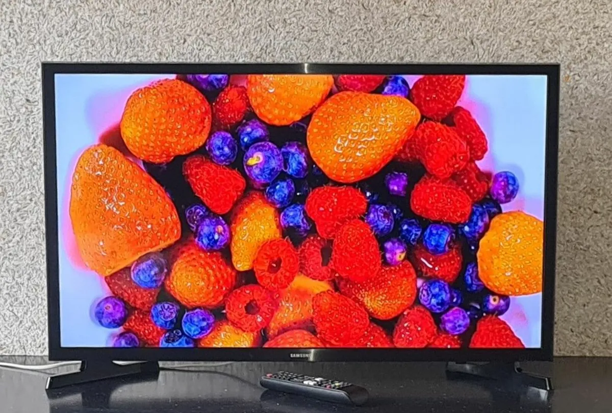 Samsung 32" HD HDR Smart LED TV - Image 2