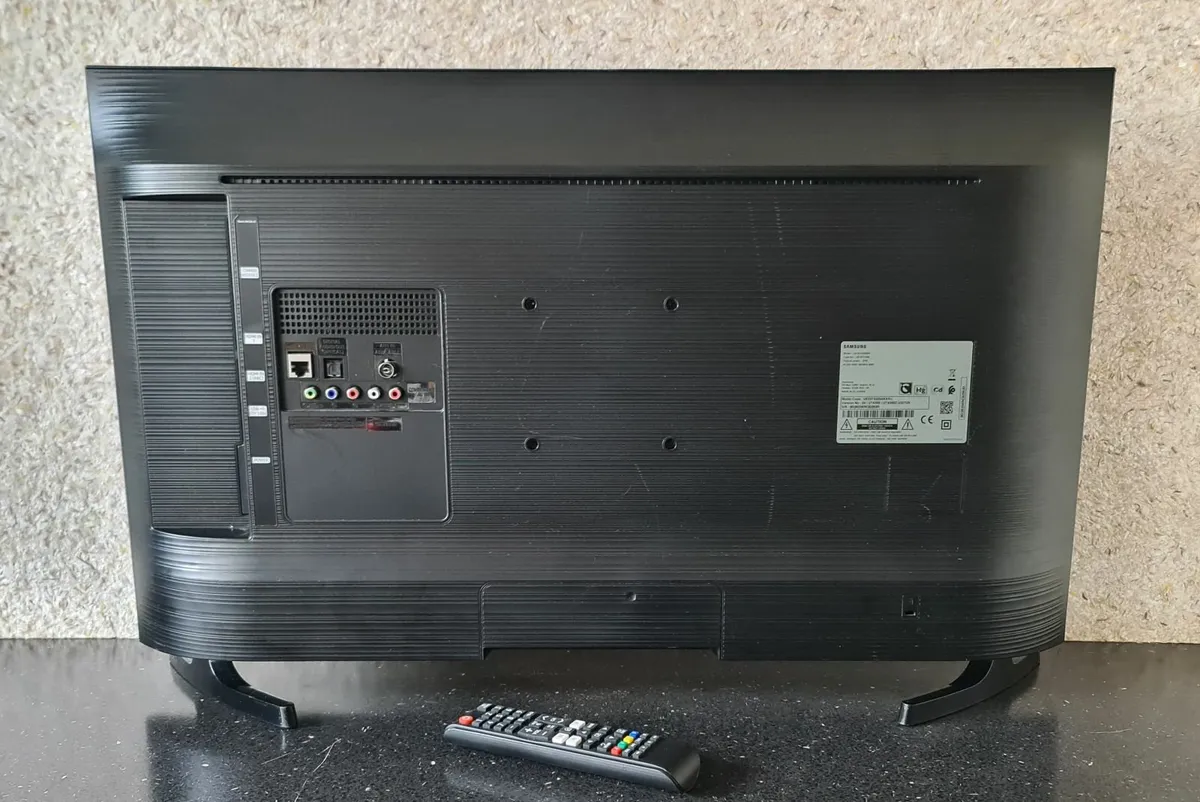 Samsung 32" HD HDR Smart LED TV - Image 3
